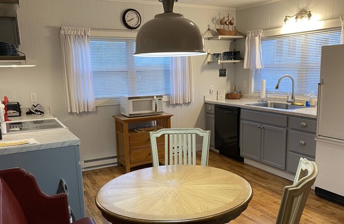 Dongola Apartment | Standalone Carriage House, 2 BR, 4 Guests, less than one mile from I-57