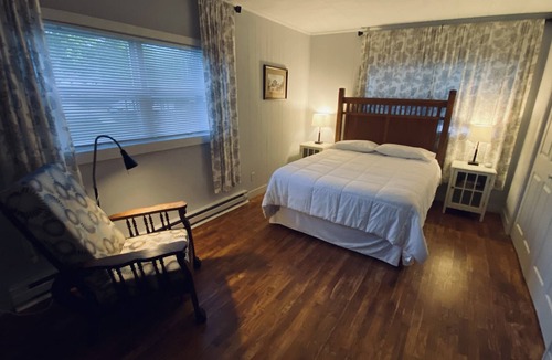 Dongola Apartment | Standalone Carriage House, 2 BR, 4 Guests, less than one mile from I-57