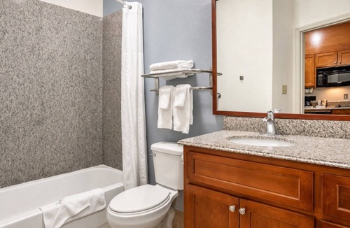 Denham Springs Hotel | Stay Near Denham Springs Antique Village + Kitchenette and Breakfast