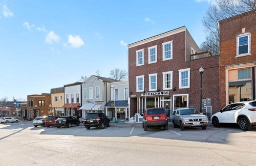 Waldron Apartment | Stay on Main King Bed Scenic Views Eat and Shop