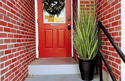 Waldron Apartment | Stay on Main King Bed Scenic Views Eat and Shop