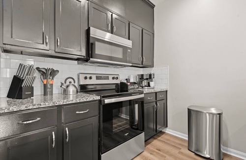 Oxford House | Stay Together! 2 Homes+Pool+Shuttle 9BR Oxford!