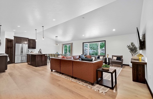 Ashwaubenon House | Steps from Lambeau | Unreal Location