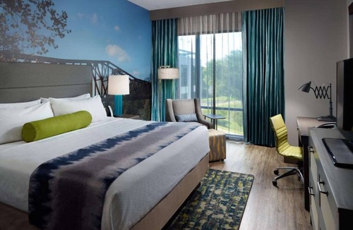 Tuscaloosa Hotel | Steps to Tuscaloosa Riverwalk + Restaurant & Bar
