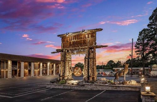 Eureka Springs Apartment | Stonegate Lodge Pool Fire Pits King BedFast WiFi 50in TV Room #209