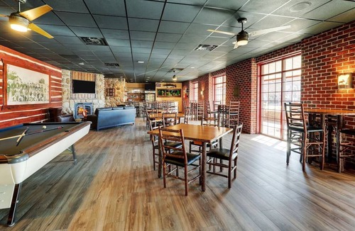 Moline Hotel | Stoney Creek Moline Stay w/Onsite gym | 1 King Bed | 4.0 mi to Figge Art Museum