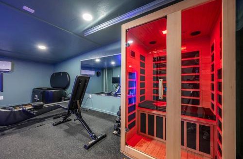 Lee's Summit House | Storybook Escape - Hidden Speakeasy, Hot Tub, Sauna