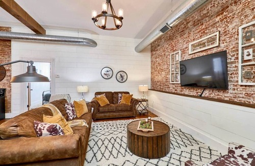 Hermann House | Studio 1892 Guesthouse Step out front door into Historic Downtown Hermann!