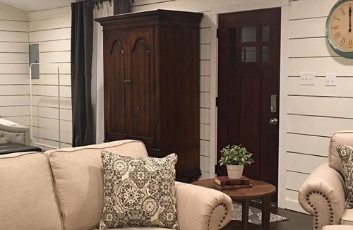 Ellendale Apartment | Studio Cottage in the heart of Memphis
