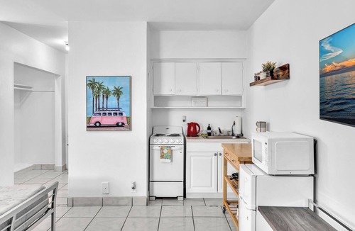 Downtown Hollywood Apartment | Studio Retreat with 2 Queen Beds @ Hollywood Blvd