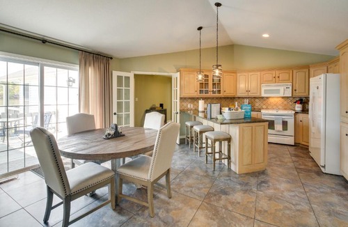 Mid America House | Stunning Lake Hamilton Getaway with Hot Tub!