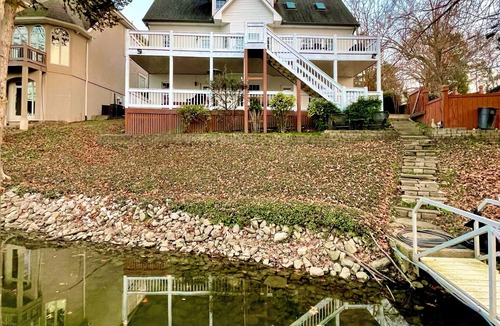 Lakewood House | Stunning lakefront retreat minutes from Nashville