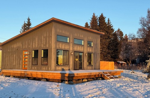 Homer Cabin | Stunning modern 2-bedroom Beach House with waterfront and glacier views
