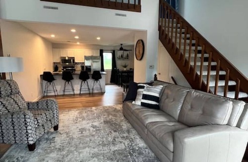 Bettendorf House | Stylish 2 KING BEDS in Bettendorf