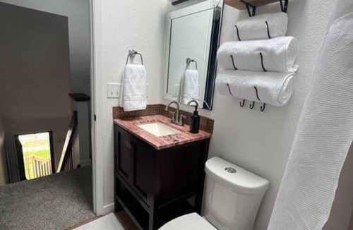Bettendorf House | Stylish 2 KING BEDS in Bettendorf