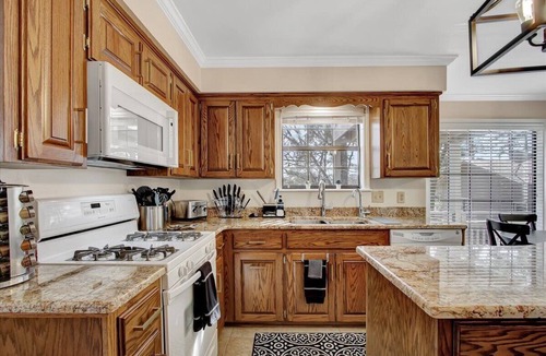 Lake Hamilton Cottage | Stylish 3/2 Home Boat Slip Lake Access Lake View! King Beds Central Loc