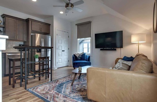 Greenwood House | Stylish East Nash Townhouse, Walk to Favorite Eats | Cozy Den, Workspace, Smart TVs & Fast WiFi | Full Kitchen, Garage & 24 Hr Hospitality | Near Mas Tacos, Rosepepper & Five Points | 10 Min to Broadway