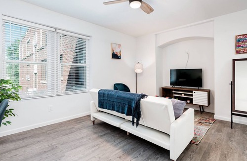 DeBaliviere Place Apartment | Stylish Luxe 2BR Apartment Cozysuites W/parking! 3E