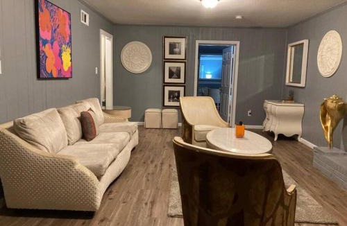 Parkway Village House | Stylish Remodeled 23 Large beds Near Elvis Presley