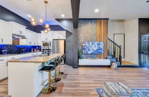 South Baton Rouge Condo | Stylish & Romantic Home, Long-term friendly, King
