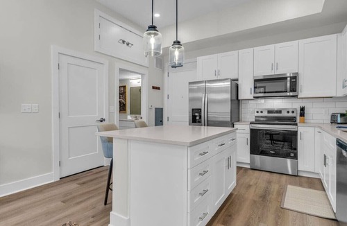 Old City Apartment | Stylish Vols Loft | Queen Bed | Downtown Knoxville