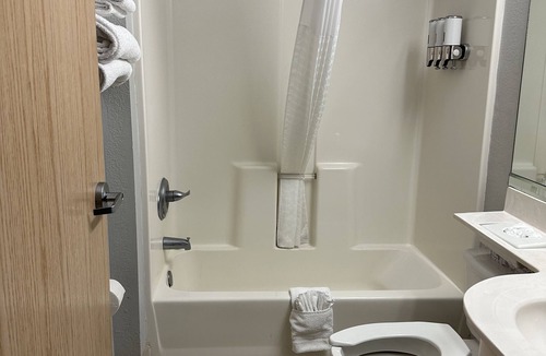 Hinton Hotel | Sugar Creek Inn & Suites