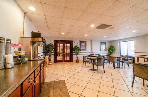 Jonesboro Apartment | Suite - King Bed Accessible Non Smoking