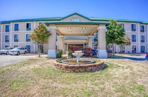 Jonesboro Apartment | Suite - King Bed Accessible Non Smoking