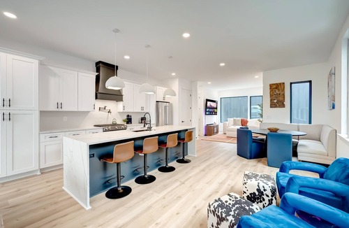Hurwood Heights House | Summer rooftop hot tub, game zone, sauna near Broadway and Geodis Park