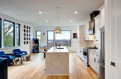 Hurwood Heights House | Summer rooftop hot tub, game zone, sauna near Broadway and Geodis Park