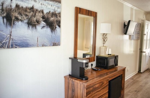 Ocracoke Cabin | 'Sunset Suite' Bluff Shoal Motel Room 4