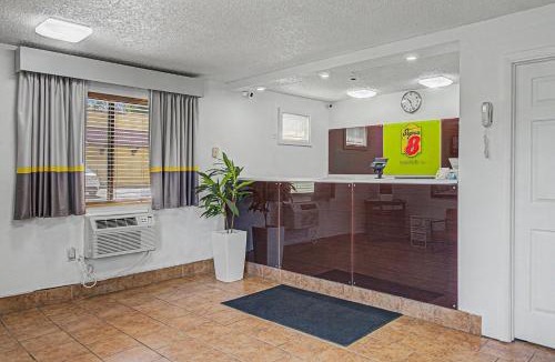 Dubuque Hotel | Super 8 by Wyndham Dubuque