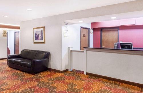 Haubstadt Hotel | Super 8 by Wyndham Evansville North