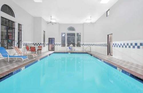 Lowell Hotel | Super 8 by Wyndham Lowell/Bentonville/Rogers Area
