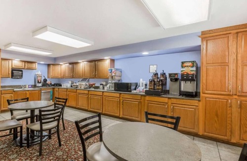 Manhattan Hotel | Super 8 Kansas Double Queen Studio w/Breakfast