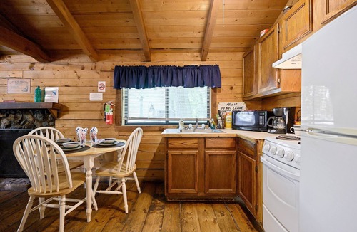 Broken Bow Cabin | Sweet Pea Place | Sleeps 4 | Fireplace, Fire Pit & Near Beavers Bend