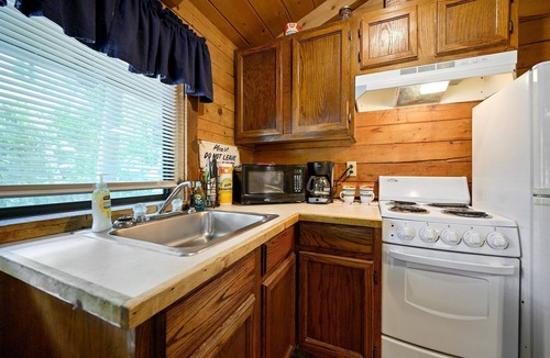 Broken Bow Cabin | Sweet Pea Place | Sleeps 4 | Fireplace, Fire Pit & Near Beavers Bend