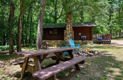 Broken Bow Cabin | Sweet Pea Place | Sleeps 4 | Fireplace, Fire Pit & Near Beavers Bend