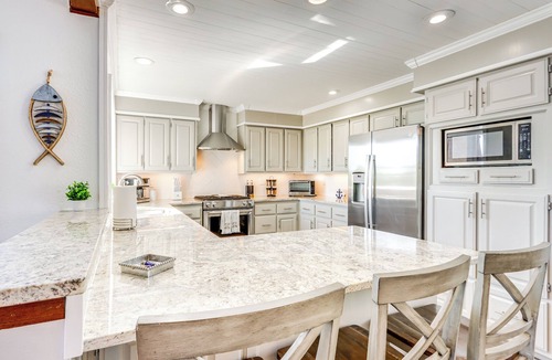 Bella Vista House | Swim & Boat Docks: Lakefront Gem in Bella Vista!