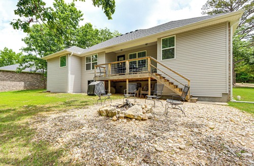 Holiday Island House | Table Rock Lake Retreat: Walk to Shore!