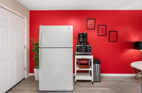 Pineville Apartment | Team Ready King Bed 3 TVs Kitchen Parking W/D