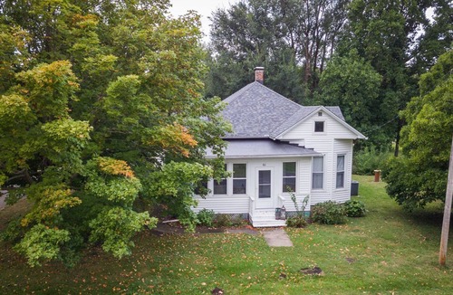 Lane House | The Abbey 6 Minute drive to Beautiful Clinton Lake!!