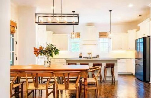 Oxford House | The Aimee, 4BR Luxe by Velvet Ditch Villas
