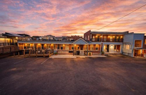 St. Charles Apartment | The Brick & Beam 3rd Floor Apartment
