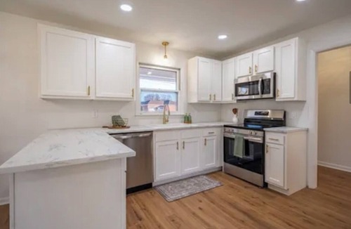 Lawrenceburg House | The Brick Houuuse! 3 Bedroom and 2 Bath Home Plus HOT TUB!