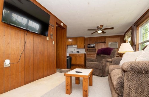 Roach Villa | The Cabin at Prairie Hollow Camp w/Boat Slip*
