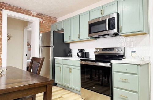 Evansville Apartment | The Cardinal 810 D -3BR-1BA Apt