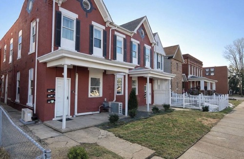Evansville Apartment | The Cardinal 810 D -3BR-1BA Apt