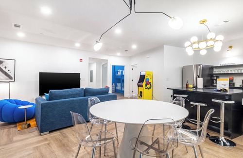 Historic Edgefield House | The Carter Buyout - 2 Units by AvantStay | Group Stays, Sleeps 24