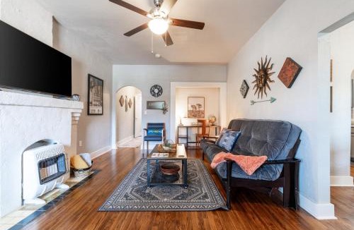 Chickasha House | The Cozy Chickasha, Fiber WIFI, Washer & Dryer, Near DT Chickasha & Leg Lamp!